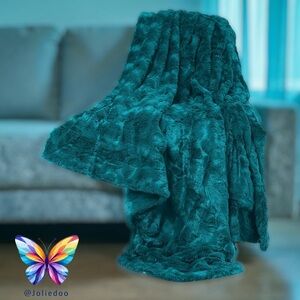 NWT Luxurious Soft Teal Throw Blanket